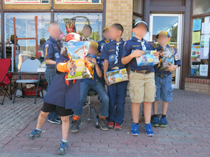 Cub Scouts selling popcorn in front of Hank's Hardware